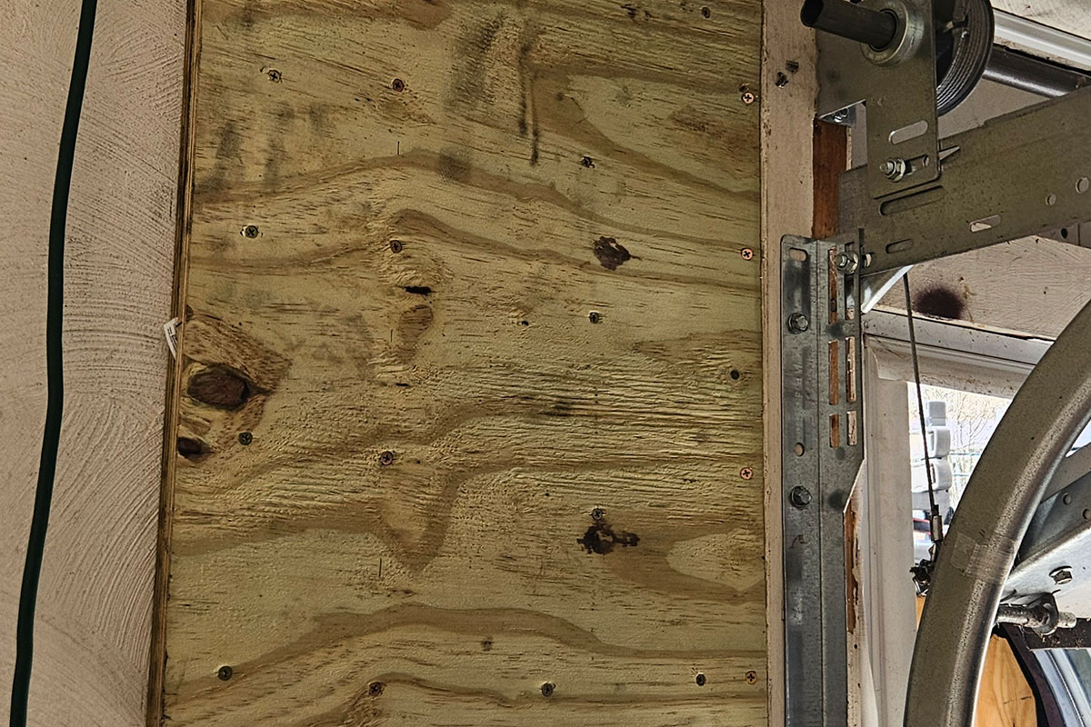 Garage-Door-Hinge-Fix-Norwood